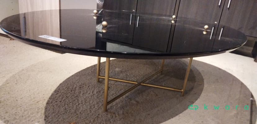 Mesa de centro Breton base equilíbrio Fernanda Queiroga com tampo oval preto laqueado - foto 1