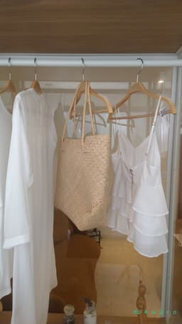 2 Enfeites, Bolsa e Roupas Diversas - foto 1