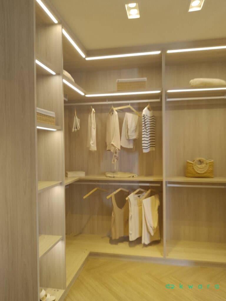 Closet com 10 nichos, 4 prateleiras, móvel em madeira e 5 prateleiras - foto 1