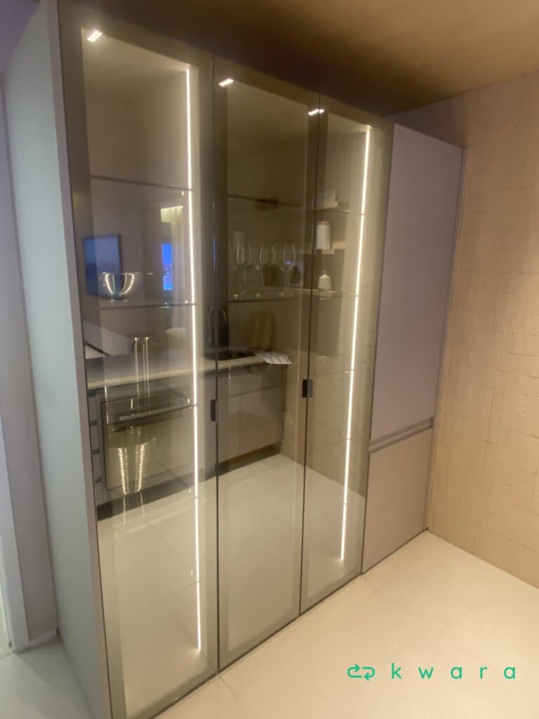 Armário com 5 portas, 5 prateleiras internas Bontempo Móveis e iluminação interna (Não inclui taças e itens decorativos) - foto 1