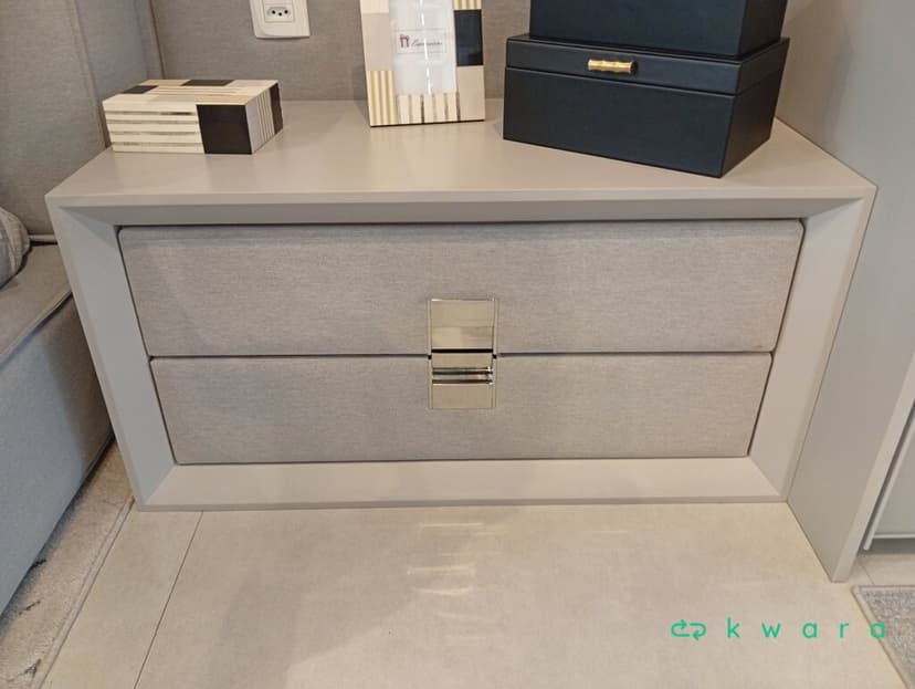 Mesa de cabeceira com 2 gavetas (não inclui itens) - foto 1