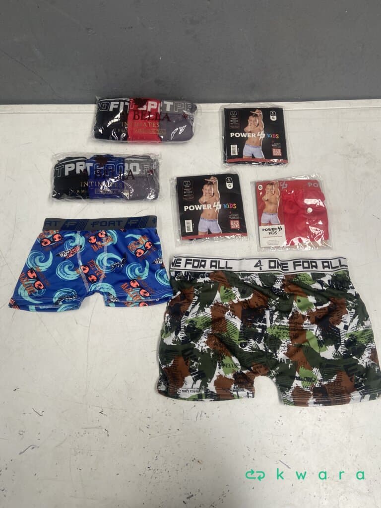Aprox. 300 Itens - Livros, calças jeans, blusas de frio, salto alto com brilho, tênis, camisetas unissex, roupas íntimas e outros itens - foto 3