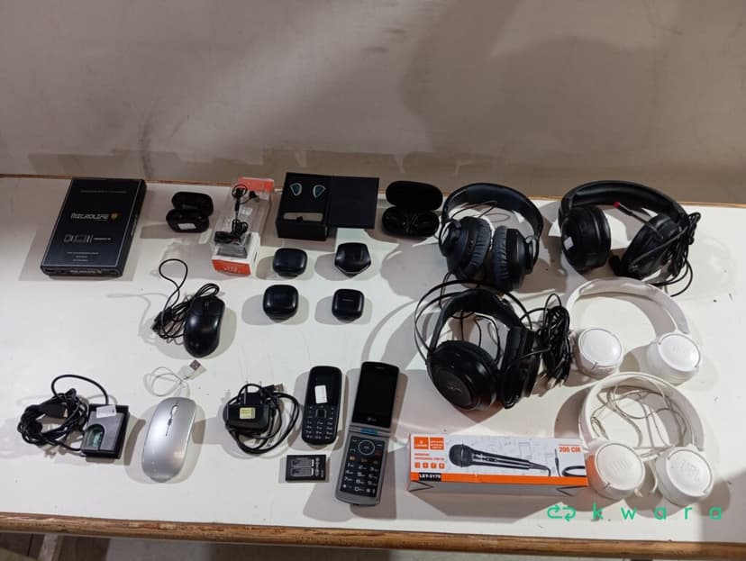 Aprox. 14 Fones de ouvido, microfone, 2 celulares, 2 mouses, powerbank e leitor biométrico - foto 1