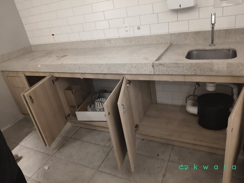 Pedra com cuba de inox, torneira, gabinete com 6 portas e 3 gavetas - foto 3