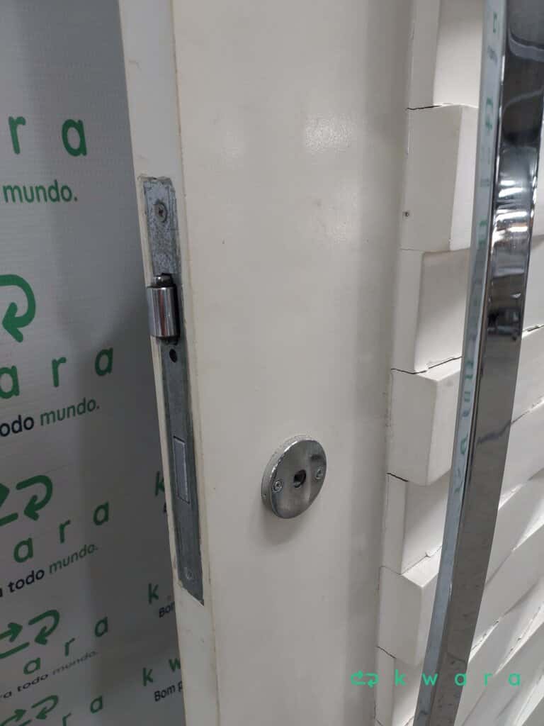 Porta com puxador em metal, batente e guarnição - foto 5