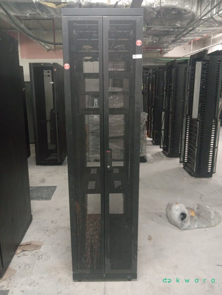 Rack Apc Para Servidor E Telefonia - foto 1