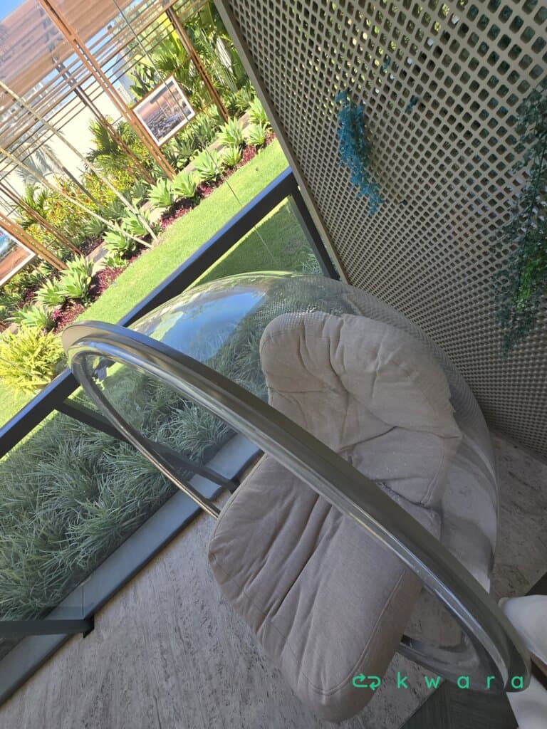 3 Itens, sendo: 1 poltrona Bubble Chair e 2 almofadas - foto 4
