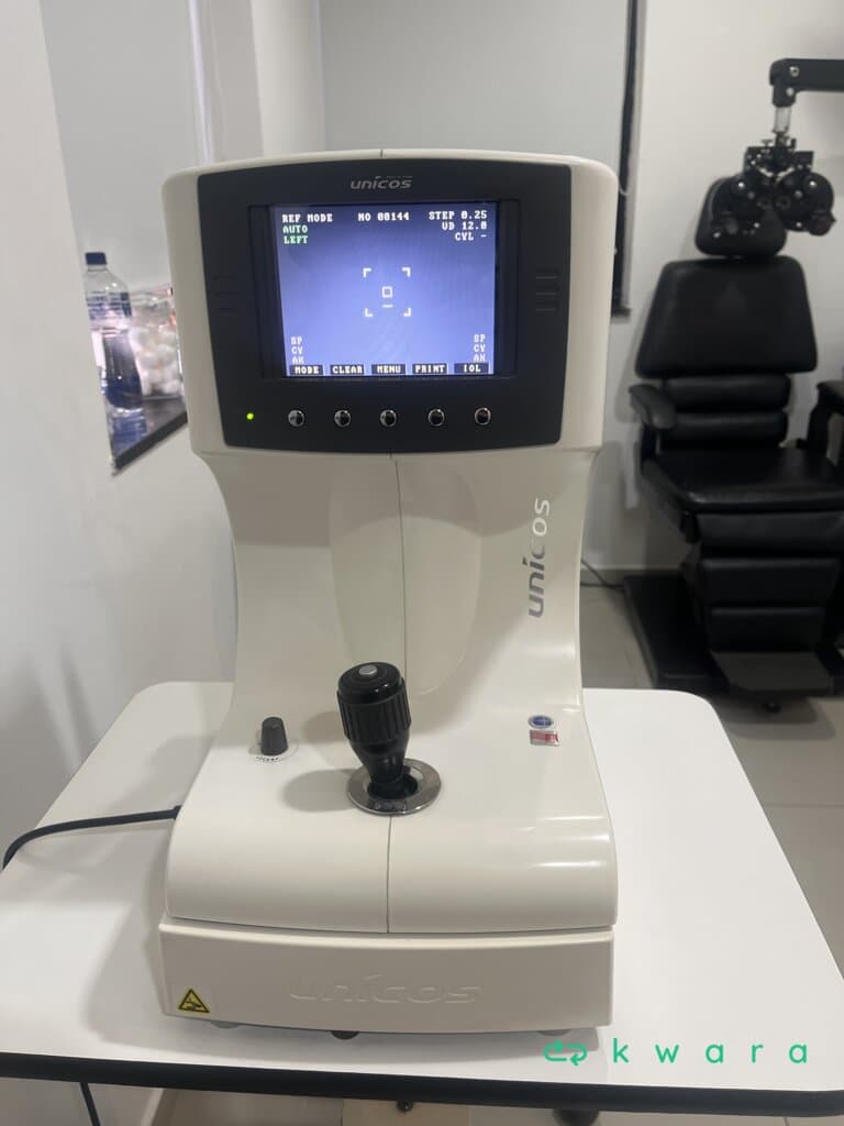 Auto refrator URK-700 -110-240v e mesa de apoio - foto 1