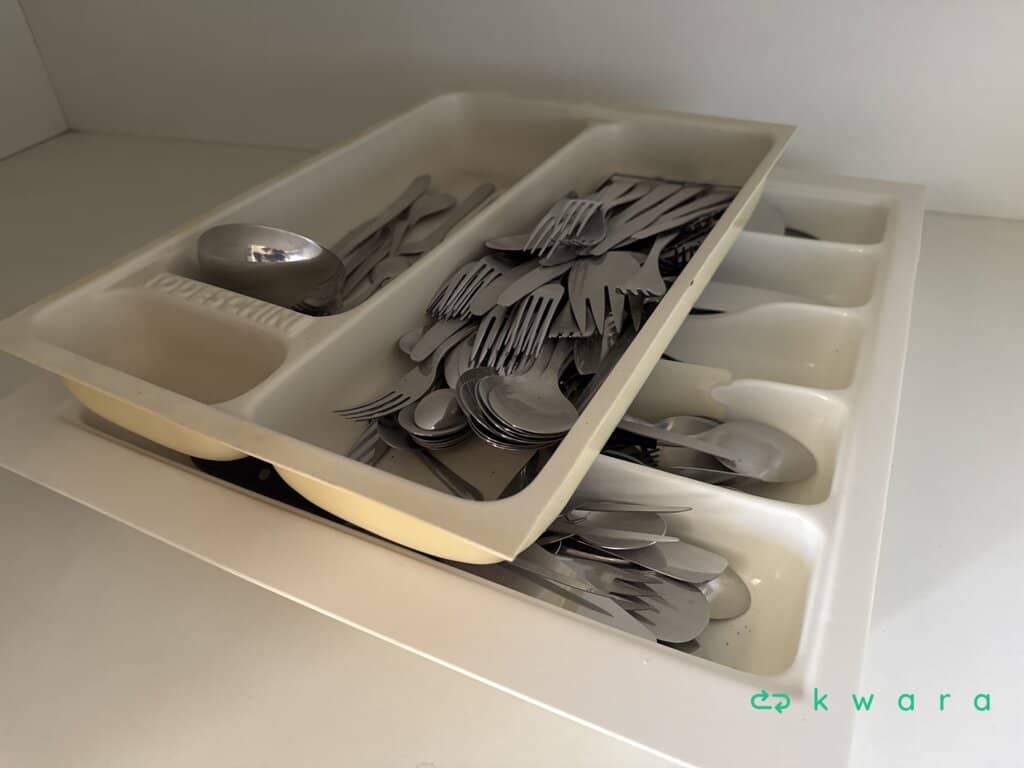 Aprox. 56 peças: Escorredor de pratos, utensílios de cozinha e talheres diversos - foto 1