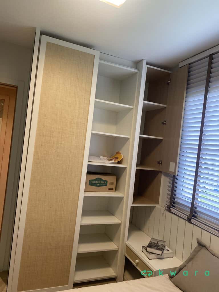 Guarda roupa com 3 portas sendo 2 de correr nicho, cabeceira e 2 mesas de cabeceira com gaveta (não inclui itens) - foto 3