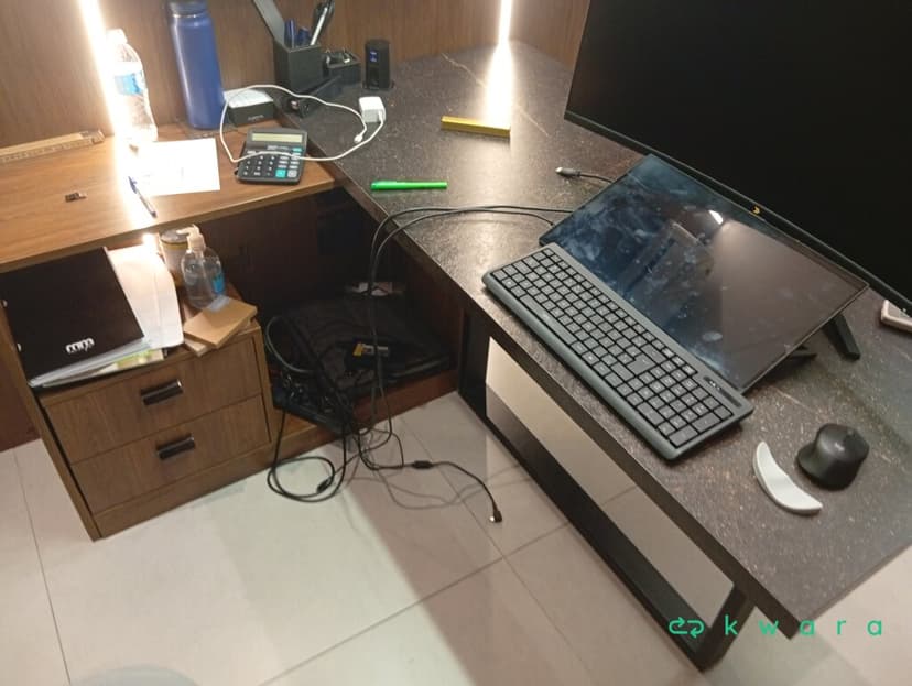 Mesa de trabalho com aparador lateral (não inclui computador e itens) - foto 1