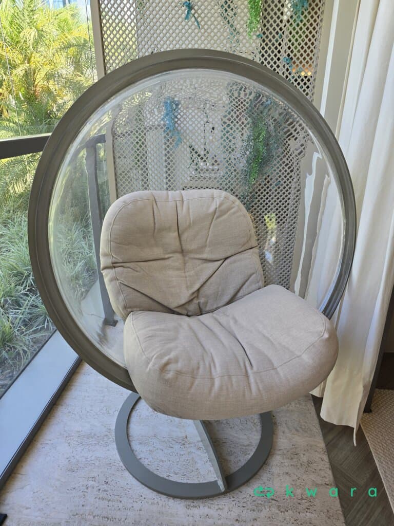 3 Itens, sendo: 1 poltrona Bubble Chair e 2 almofadas - foto 1