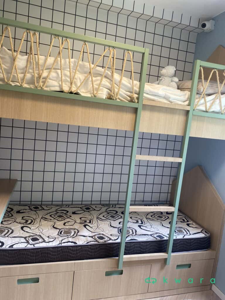 Beliche de madeira com 3 gavetas embutidos, escada, escrivaninha com 3 gavetas laterais e painel (não inclui colchão, utensílios, jogo de cama e TV) - foto 2