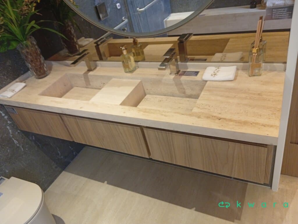 Pedra com 2 cubas esculpidas, gabinete com portas falsas e banco em pedra (não inclui decoração e torneiras) - foto 1