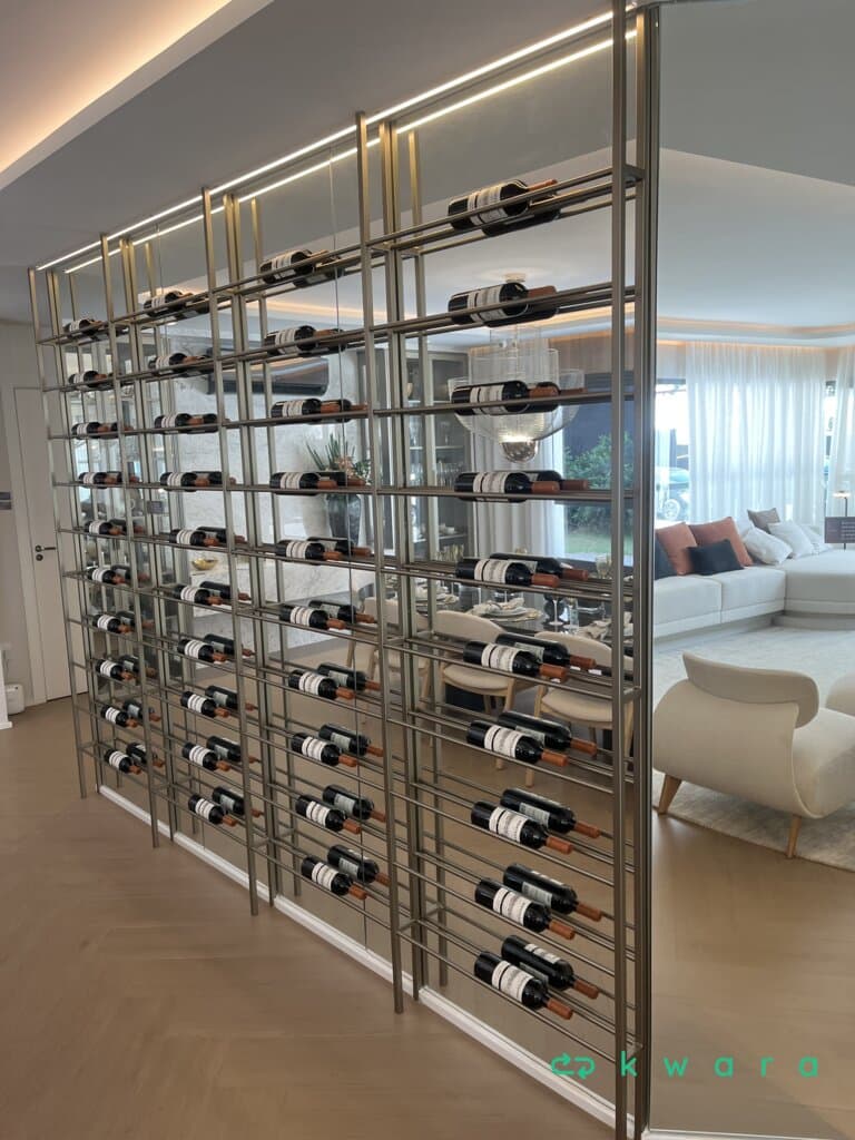 Suporte para garrafas de vinho em estrutura de ferro e aprox. 40 garrafas de vinho - foto 1