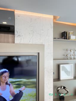 Painel para televisor até 75 pol., prateleiras laterais e revestimento em pedra (não inclui TV e decoração) - foto 4