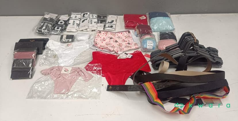 Aprox 210 Itens - Chinelos infantis, calças jeans masculina e feminia, cuecas infantis, carteira, cintos, cabides - foto 2