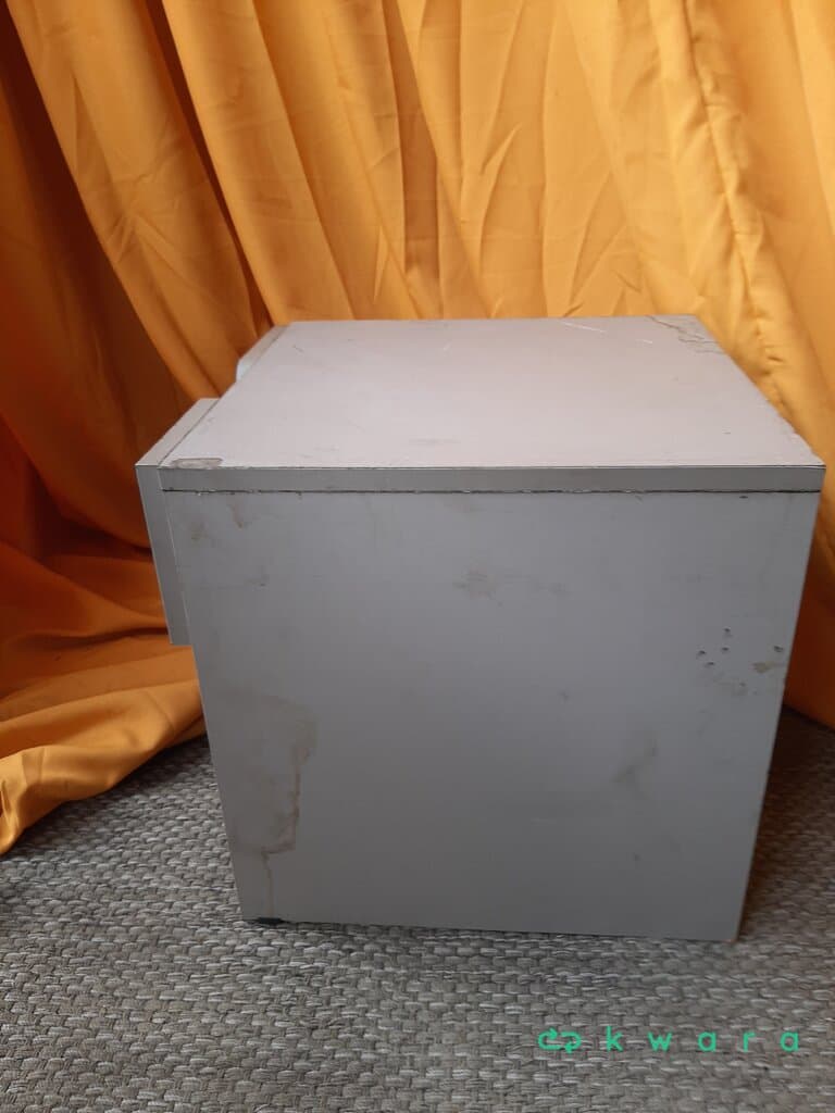 Mesa de cabeceira com gaveta - foto 2