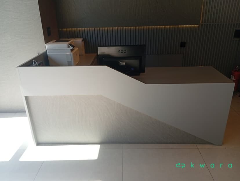Balcão em L com 3 gavetas (não inclui itens) - foto 1