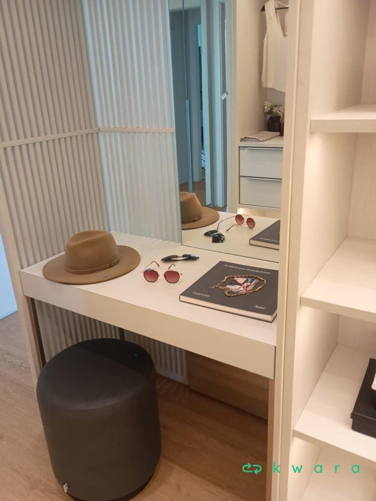 Closet com 4 gavetas, 16 prateleiras e escrivaninha - foto 4