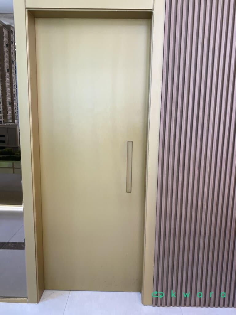 Porta com batente e bandeira - foto 1