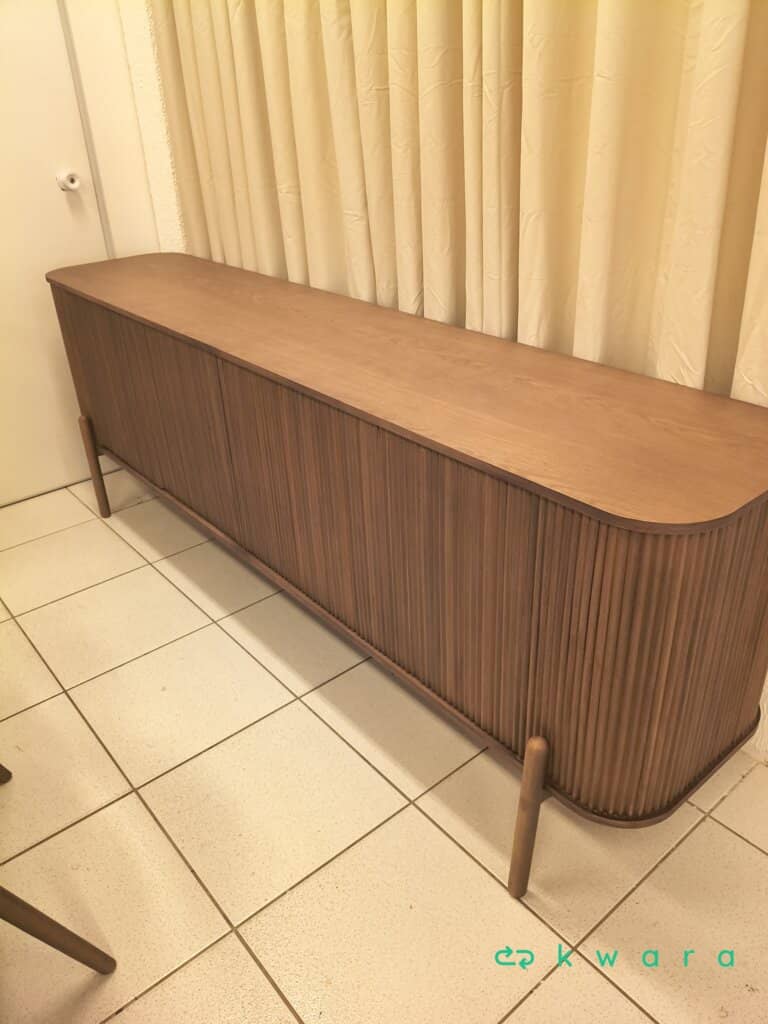 Buffet com 4 portas, gaveta interna, divisão removível e madeira Carvalho Amendoa - foto 1