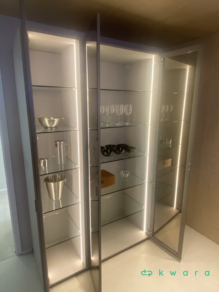 Armário com 5 portas, 5 prateleiras internas Bontempo Móveis e iluminação interna (Não inclui taças e itens decorativos) - foto 2