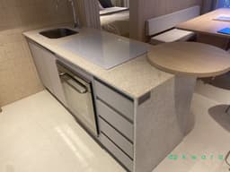 Bancada em pedra com cuba, recorte para eletros, gabinete com 4 gavetas, 2 portas e tampo de madeira Bontempo Móveis (Não inclui forno, cooktop e torneira) - foto 2