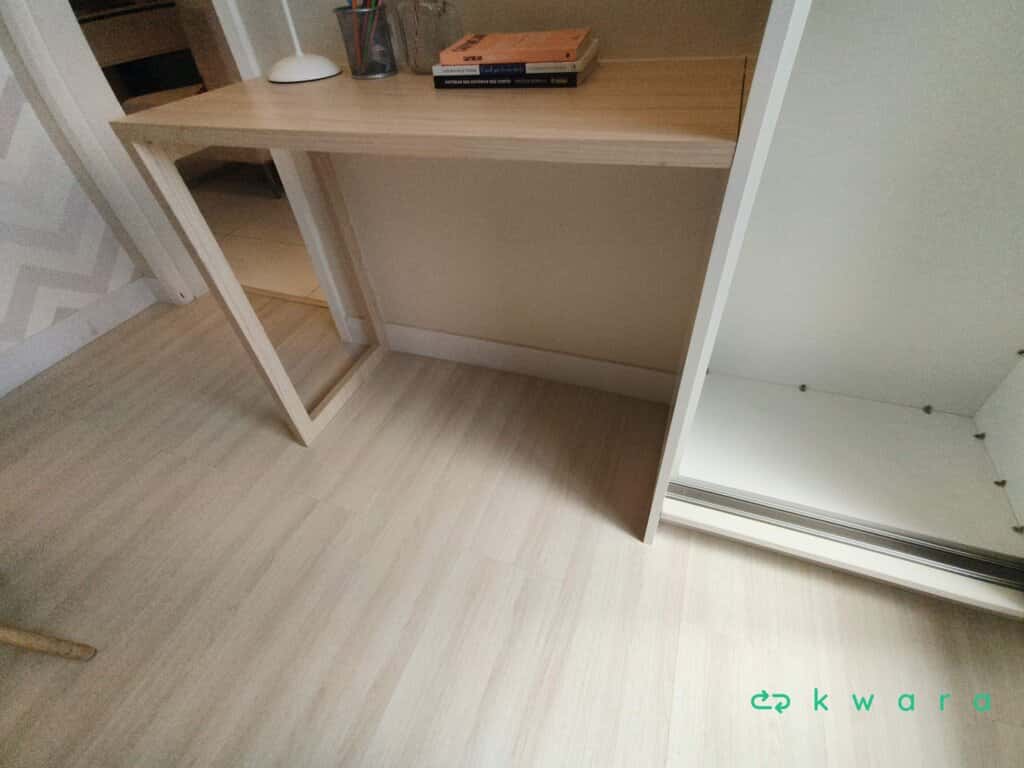 Armário com 2 portas de correr e escrivaninha (não inclui itens de decoração) - foto 4