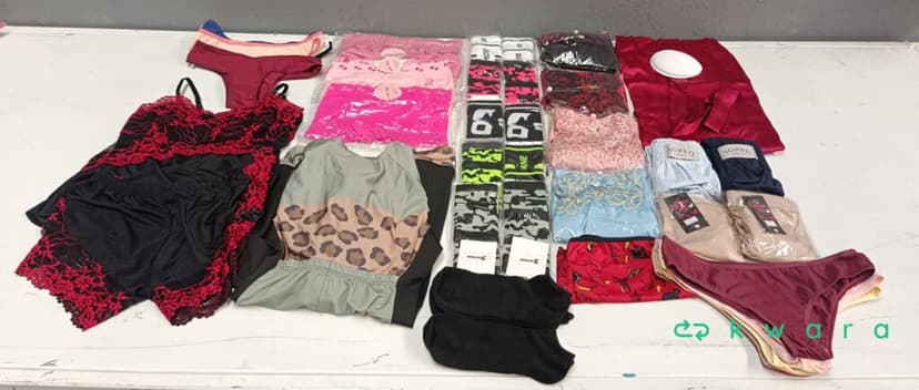 Aprox. 185 Peças de Roupas - Calças jeans, blusas, bobojaco, vestidos, meias, calcinhas, baby doll, bermuda, short jeans - foto 4