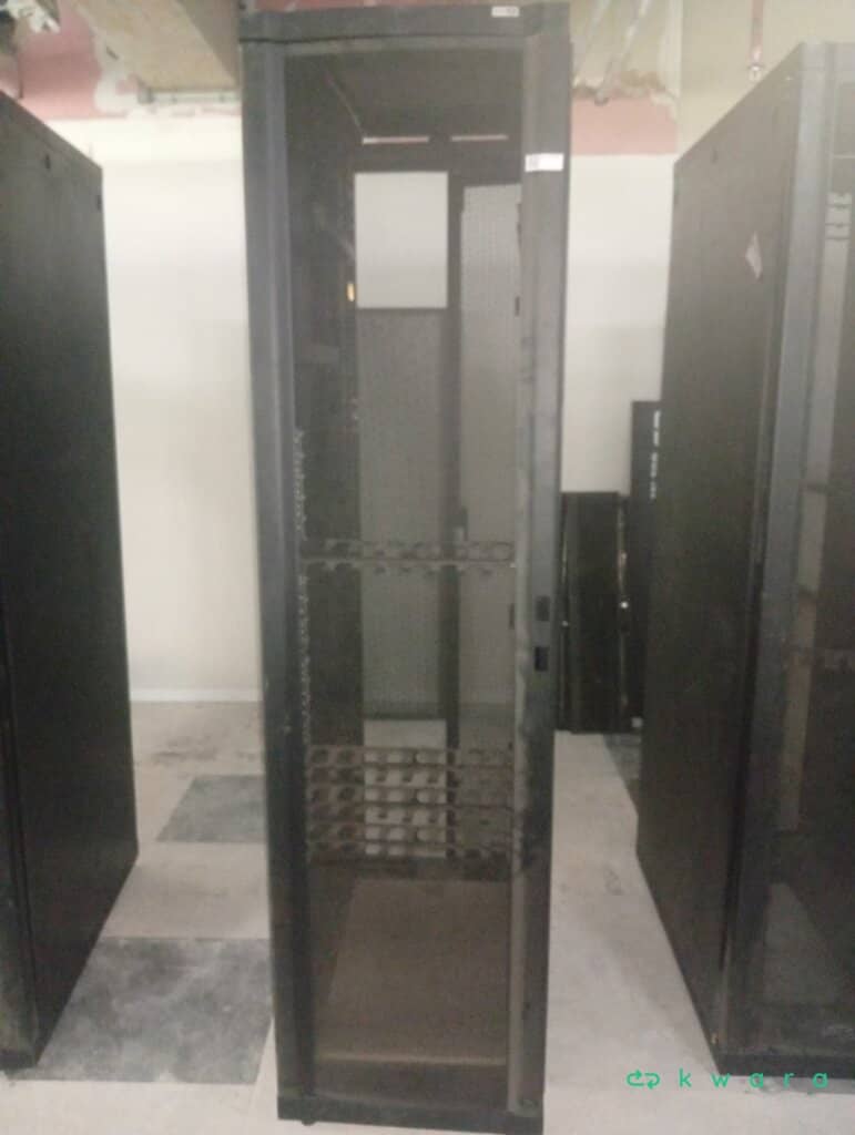 Rack Apc Para Servidor E Telefonia - foto 1