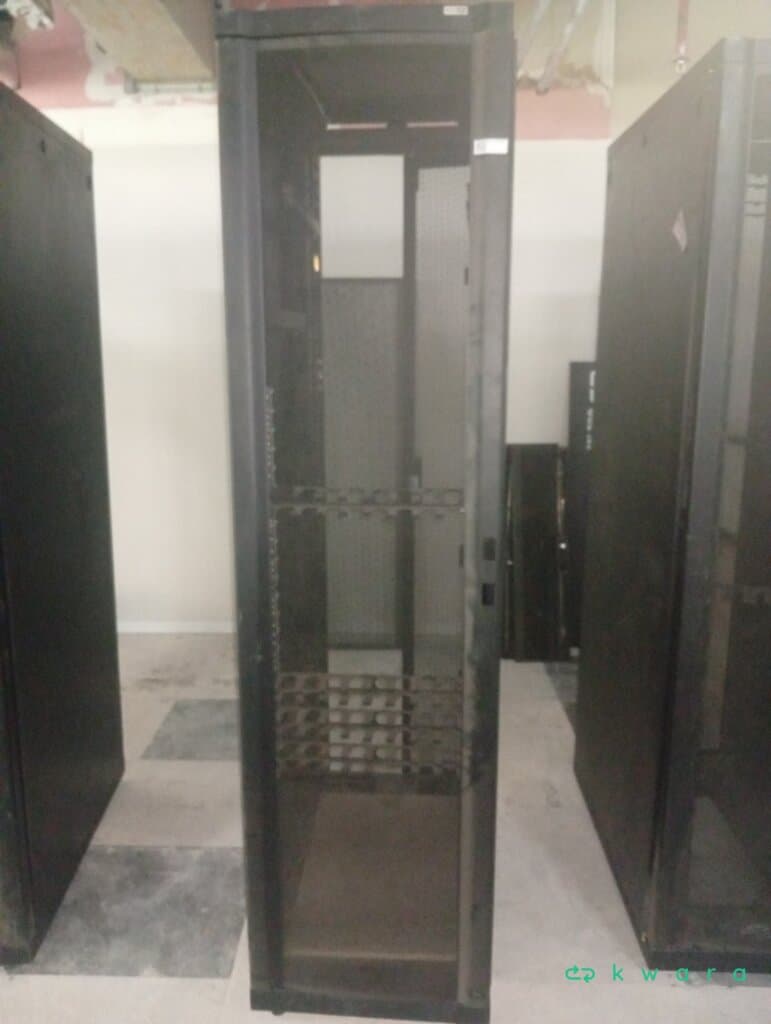 Rack Apc Para Servidor E Telefonia - foto 1