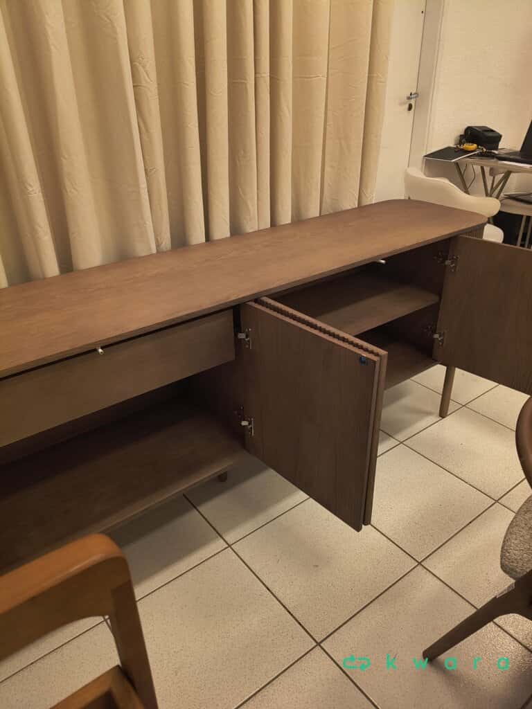 Buffet com 4 portas, gaveta interna, divisão removível e madeira Carvalho Amendoa - foto 2