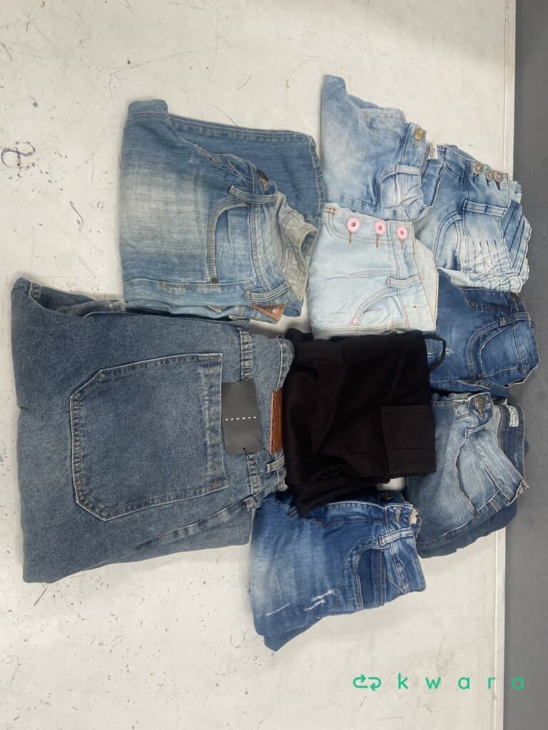 Aprox. 300 Itens - Livros, calças jeans, blusas de frio, salto alto com brilho, tênis, camisetas unissex, roupas íntimas e outros itens - foto 1