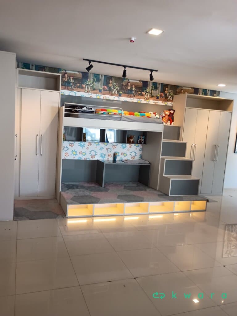 Armário com 4 Portas e nicho, beliche com 1 colchão, tapete e escada com 4 gavetas com frente em cinza alto brilho, escrivaninha e armário em L com 5 portas e nicho - foto 1