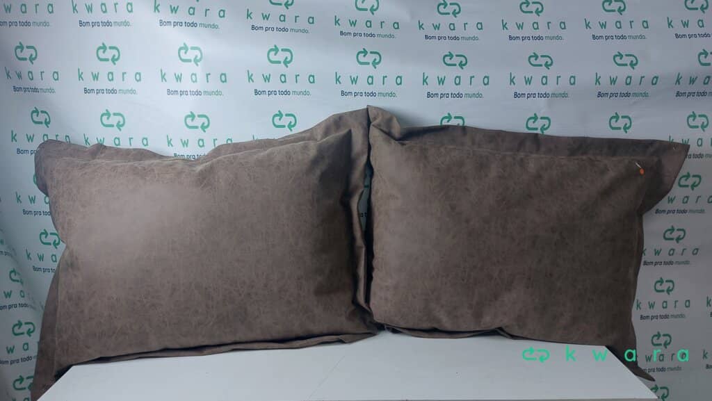 2 Travesseiros de couro e 2 almofadas - foto 1
