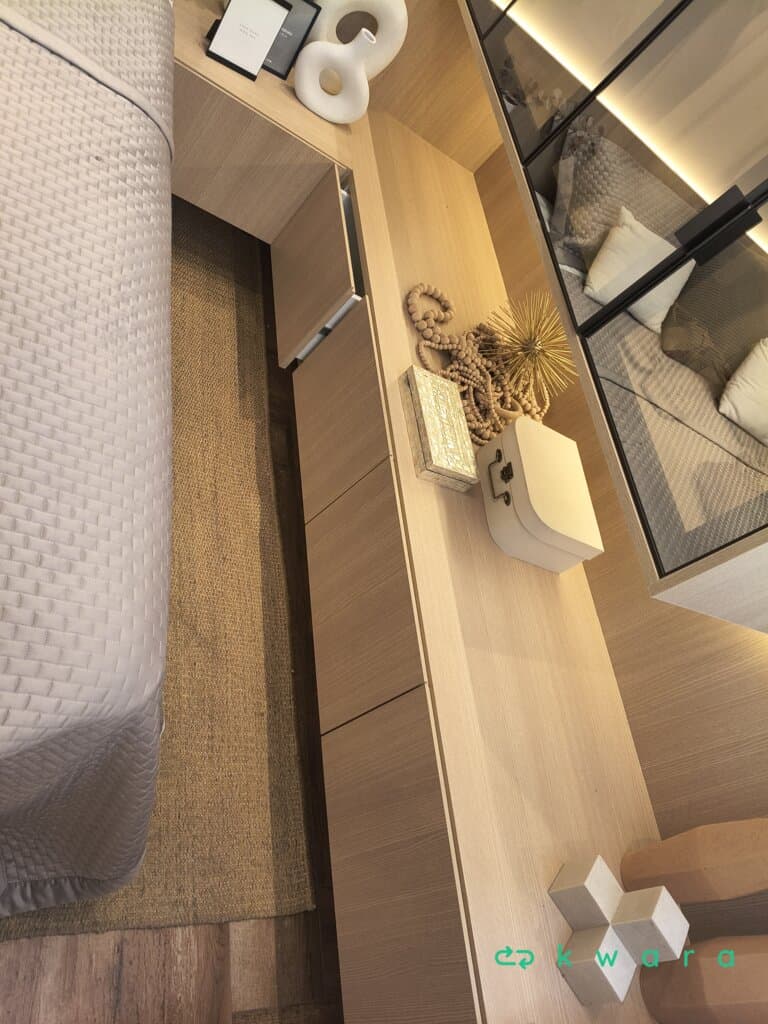 Armário com 4 portas espelhadas, 5 gavetas e módulo de madeira com mesa de canto - foto 2