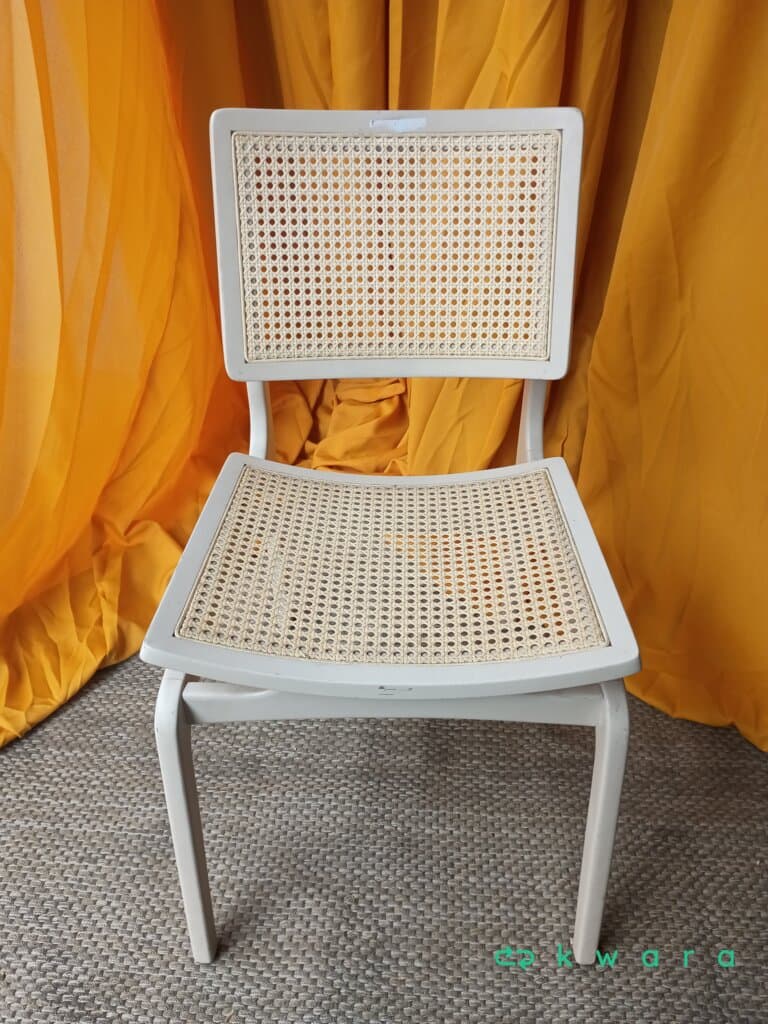 Cadeira de Palinha, estrutura de madeira maciça, laqueada de branco. - foto 1