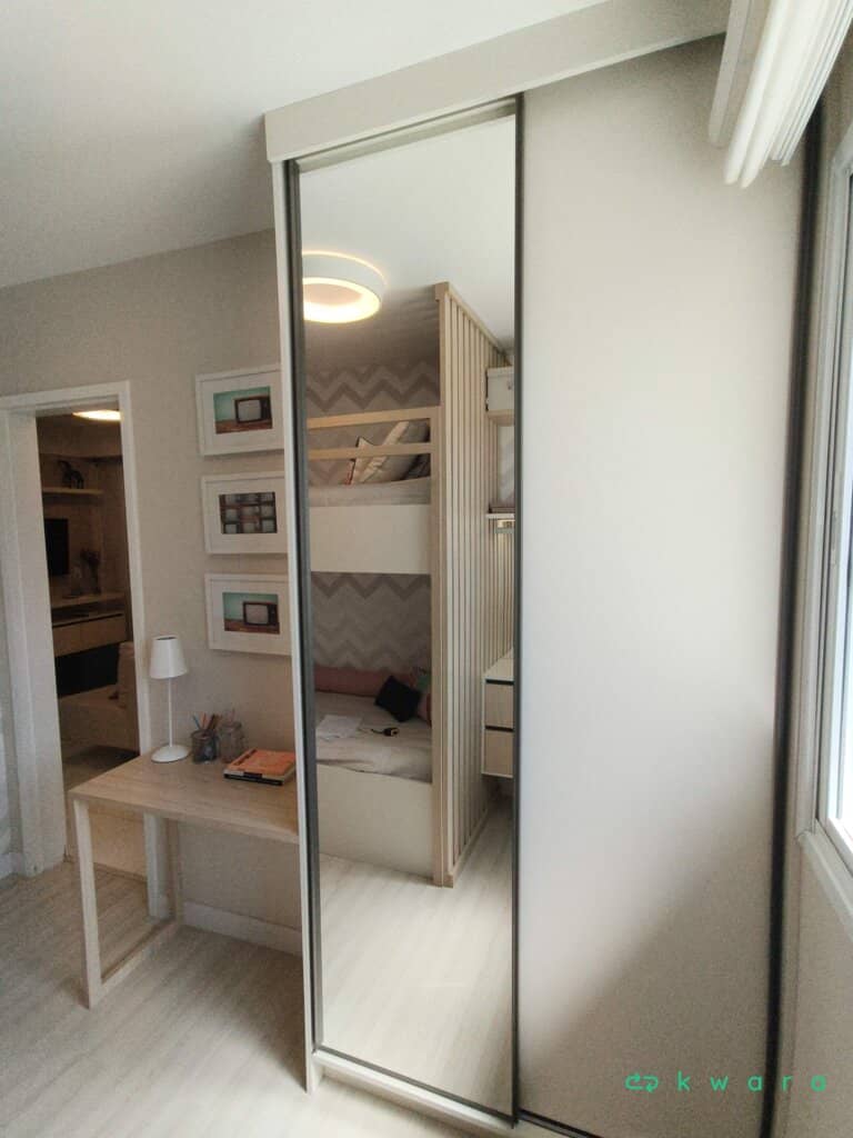 Armário com 2 portas de correr e escrivaninha (não inclui itens de decoração) - foto 1