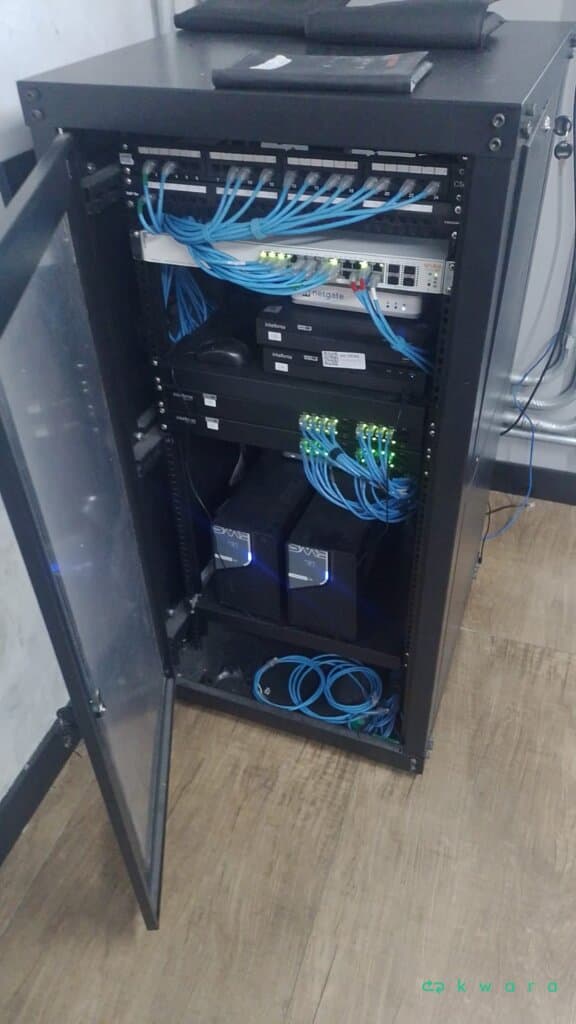 Sistema de Vigilância - Acompanha Armário, Gravador, HDs e aprox. 18 Câmeras - Não inclui equip. de rede de computador - foto 2