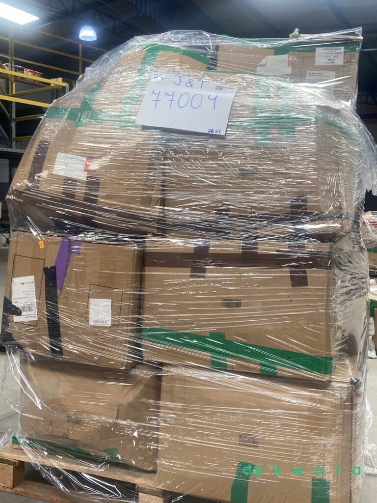 Aprox. 300 Itens - Livros, calças jeans, blusas de frio, salto alto com brilho, tênis, camisetas unissex, roupas íntimas e outros itens - foto 6