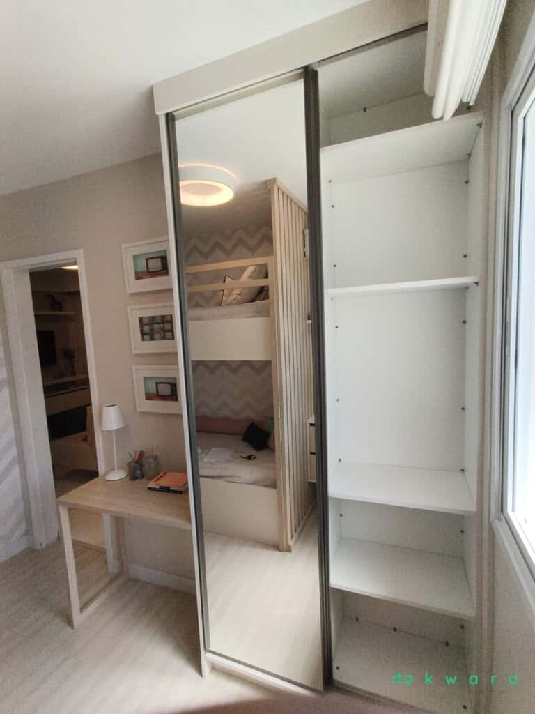 Armário com 2 portas de correr e escrivaninha (não inclui itens de decoração) - foto 2