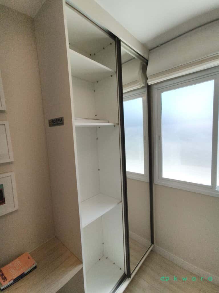 Armário com 2 portas de correr e escrivaninha (não inclui itens de decoração) - foto 3