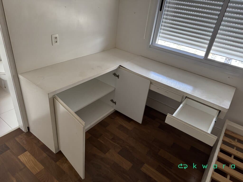 Mesa com 3 gavetas, armário com 3 portas, nicho e armário suspenso (desmontados) - foto 3