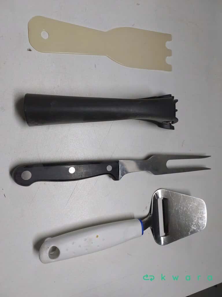 Aprox. 56 peças: Escorredor de pratos, utensílios de cozinha e talheres diversos - foto 4