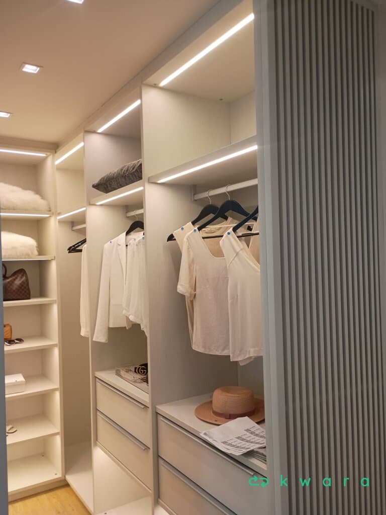 Closet com 4 gavetas, 16 prateleiras e escrivaninha - foto 1