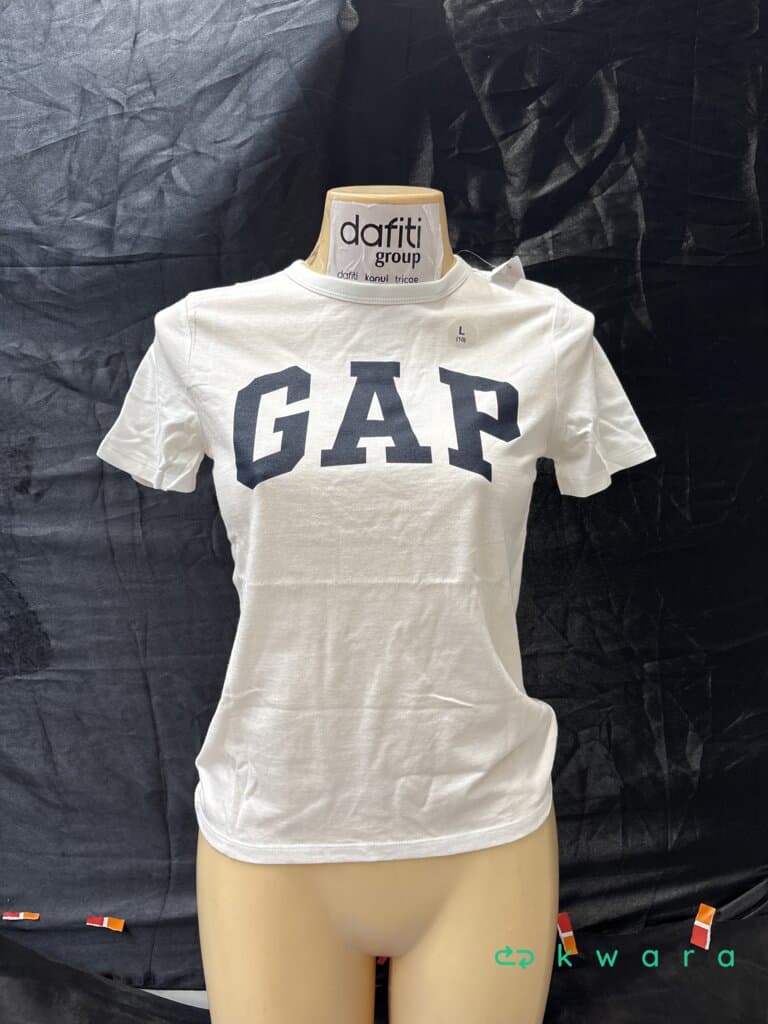 Aprox. 126 Roupas diversas (GAP, Colcci e outros) - AVA VEN VES 067 - foto 2