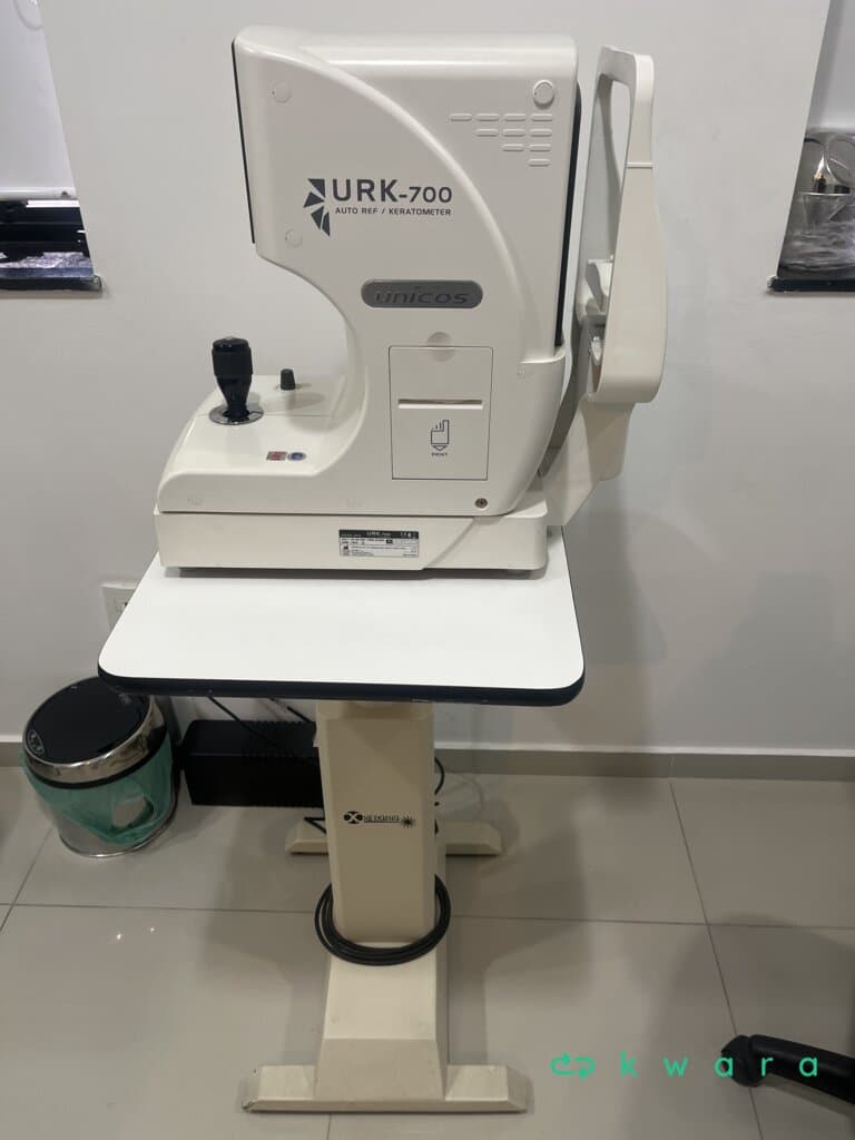 Auto refrator URK-700 -110-240v e mesa de apoio - foto 4