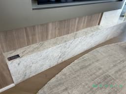 Painel para televisor até 75 pol., prateleiras laterais e revestimento em pedra (não inclui TV e decoração) - foto 3
