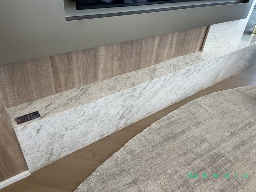 Painel para televisor até 75 pol., prateleiras laterais e revestimento em pedra (não inclui TV e decoração) - foto 3
